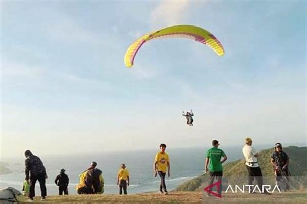 Atlet Paragliding Sukabumi Terbang Dari Bukit Cikidang, Video Viral
